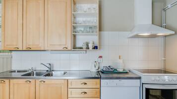 Fridge, microwave, dishwasher, cookware/dishes/utensils