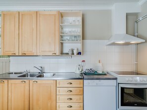 Refrigerador, microondas, lavavajillas, utensilios de cocina