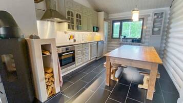 KĂŒhlschrank, Mikrowelle, GeschirrspĂŒler, Kochgeschirr/Geschirr/Besteck