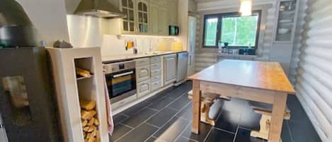 Kjøleskap, mikrobølgeovn, oppvaskmaskin og kjøkkenutstyr