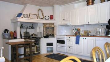 Frigorifero, microonde, lavastoviglie, pentole/stoviglie/utensili