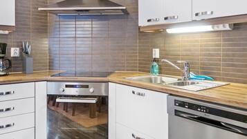 KylskÄp, mikrovÄgsugn, diskmaskin och barnstol