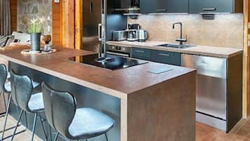 Fridge, microwave, dishwasher, cookware/dishes/utensils