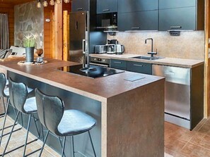 Geladeira, micro-ondas, lava-louças