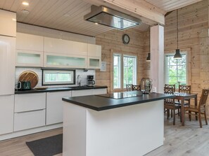 Kühlschrank, Mikrowelle, Geschirrspüler, Kochgeschirr/Geschirr/Besteck