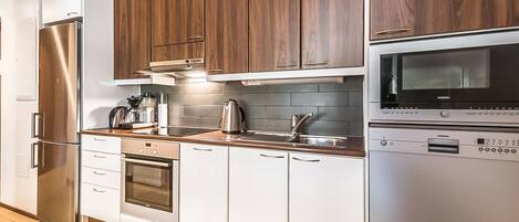 Fridge, microwave, dishwasher, cookware/dishes/utensils