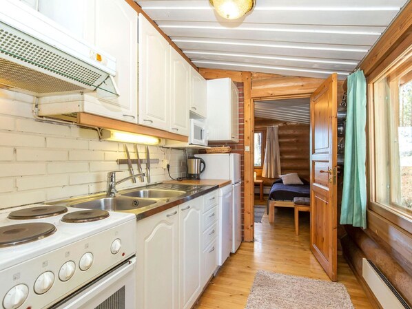 Kühlschrank, Mikrowelle, Geschirrspüler, Kochgeschirr/Geschirr/Besteck