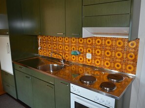 Réfrigérateur, batterie de cuisine, vaisselle et ustensiles