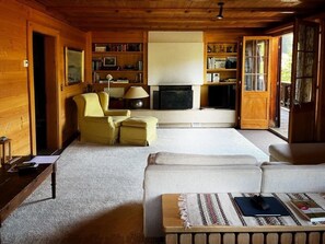 Fireplace, DVD player, stereo