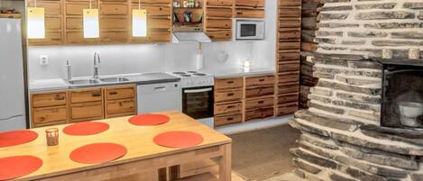 Refrigerador, microondas, lavavajillas, silla alta para bebés