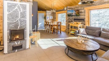 Una televisión, videojuegos, un reproductor de DVD