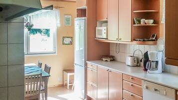 Jääkaappi, mikroaaltouuni, uuni, astianpesukone