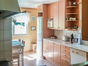 Frigorífico, microondas, horno y lavavajillas