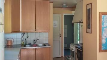 Refrigerador, microondas, lavavajillas, utensilios de cocina