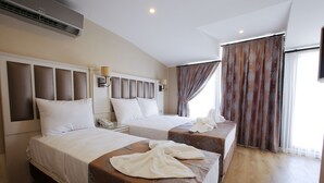 Suite | Minibar, brankas, kedap suara, dan setrika/meja setrika