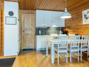 Fridge, microwave, dishwasher, cookware/dishes/utensils - Levin kalle a3 by Interhome (Kittilä)