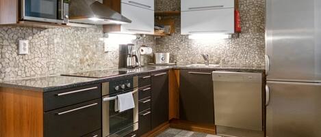 Jääkaappi, mikroaaltouuni, astianpesukone, syöttötuoli