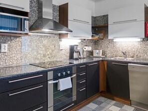 Réfrigérateur, micro-ondes, lave-vaisselle, chaise haute