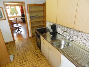 Refrigerador, utensilios de cocina, mesa de comedor