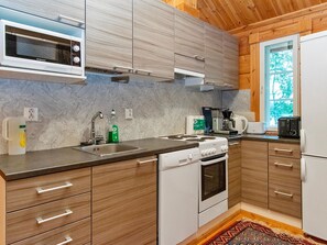 Kylskåp, mikrovågsugn, diskmaskin och grytor/köksredskap