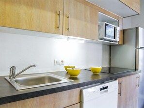 ثلاجة، ميكروويف، غسالة أطباق، مستلزمات طهي/أطباق/أوعية