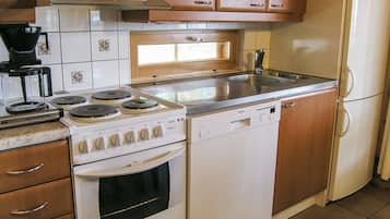 Fridge, microwave, dishwasher, cookware/dishes/utensils