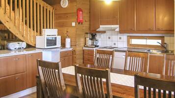 Fridge, microwave, dishwasher, cookware/dishes/utensils