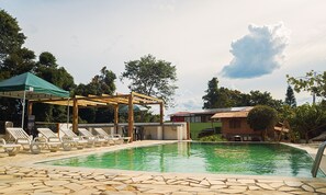 Piscina a l'aire lliure i gandules