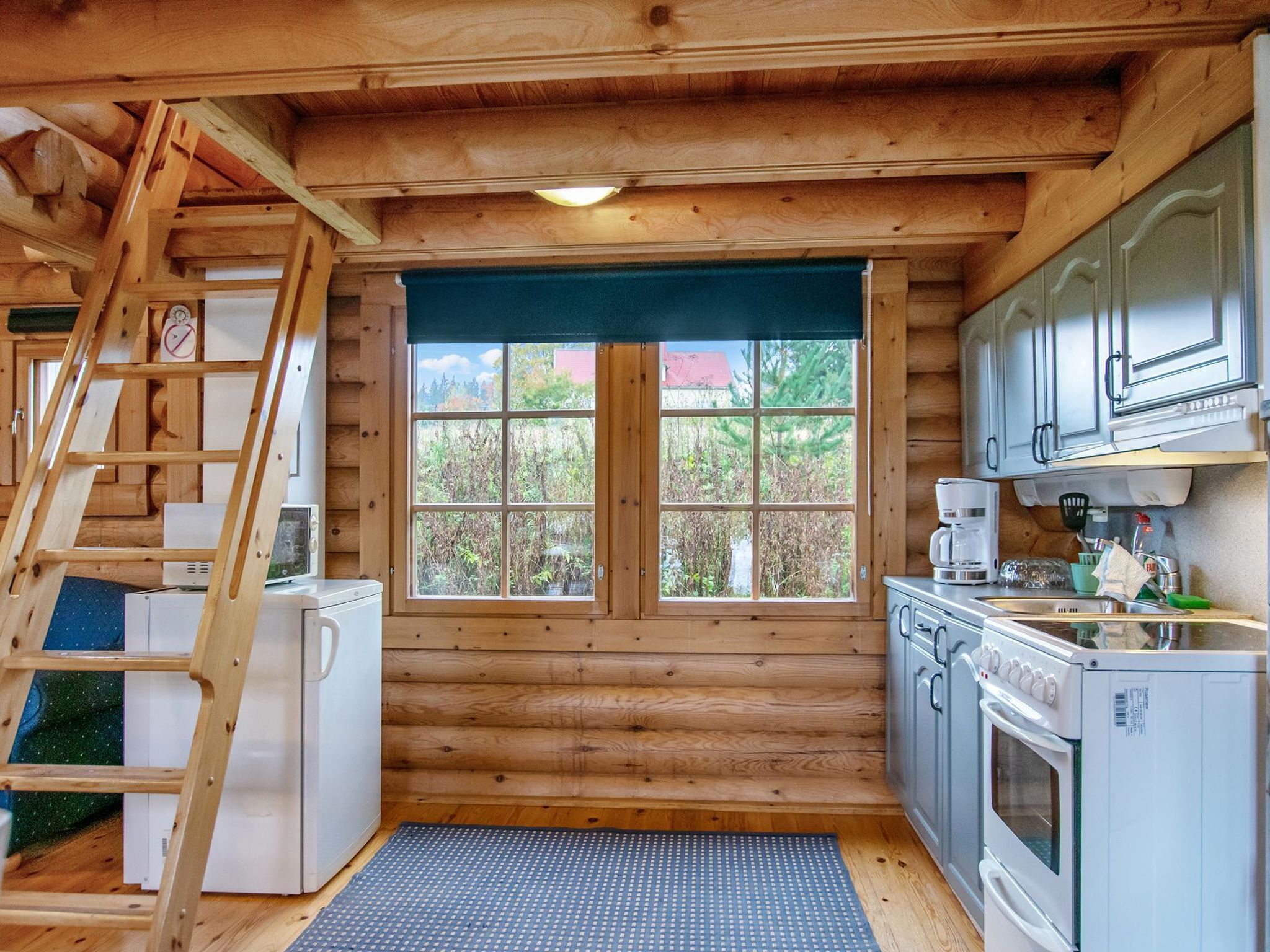 Kjøleskap, mikrobølgeovn og kjøkkenutstyr