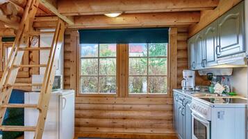 Jääkaappi, mikroaaltouuni, keittoastiat/astiat/ruokailuvälineet