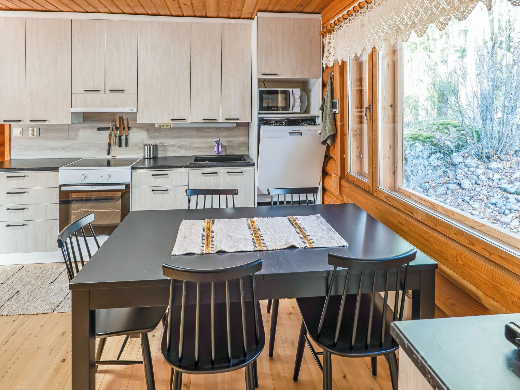 Kjøleskap, mikrobølgeovn, oppvaskmaskin og kjøkkenutstyr