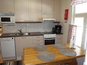 Fridge, microwave, dishwasher, cookware/dishes/utensils