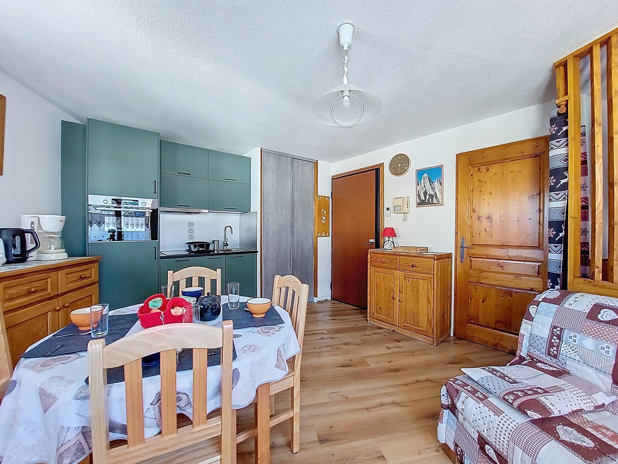 Um espaço compacto com área de refeições, cozinha compacta e um canto de estar aconchegante.