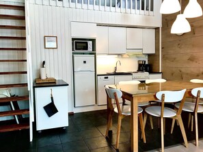 Fridge, microwave, dishwasher, cookware/dishes/utensils