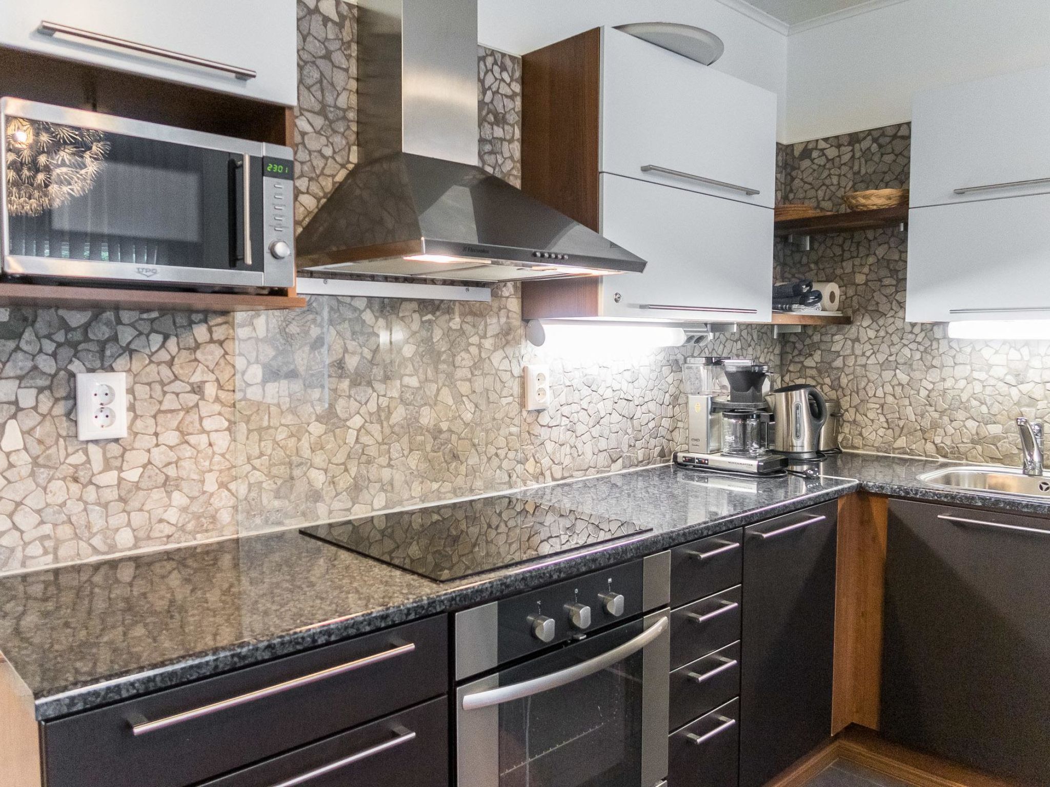 Refrigerador, microondas, lavavajillas y utensilios de cocina 