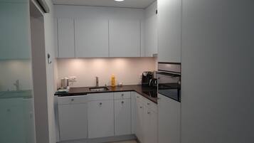 Kühlschrank, Geschirrspüler, Kochgeschirr/Geschirr/Besteck