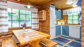 Réfrigérateur, micro-ondes, lave-vaisselle, chaise haute