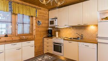 KylskÄp, mikrovÄgsugn, diskmaskin och grytor/köksredskap