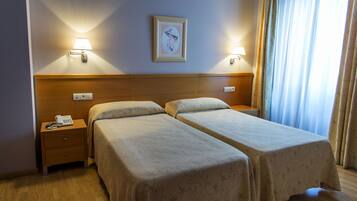 Habitació doble o amb dos llits individuals (1 double or 2 single beds) | Escriptori, wifi gratuïta i roba de llit