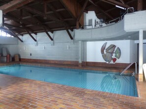 Una piscina cubierta