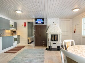 冷蔵庫、電子レンジ、食器洗い機、調理器具と食器