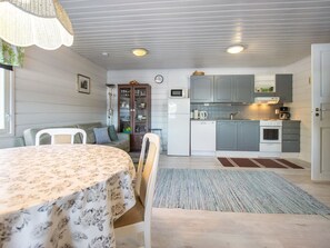 Kühlschrank, Mikrowelle, Geschirrspüler, Kochgeschirr/Geschirr/Besteck