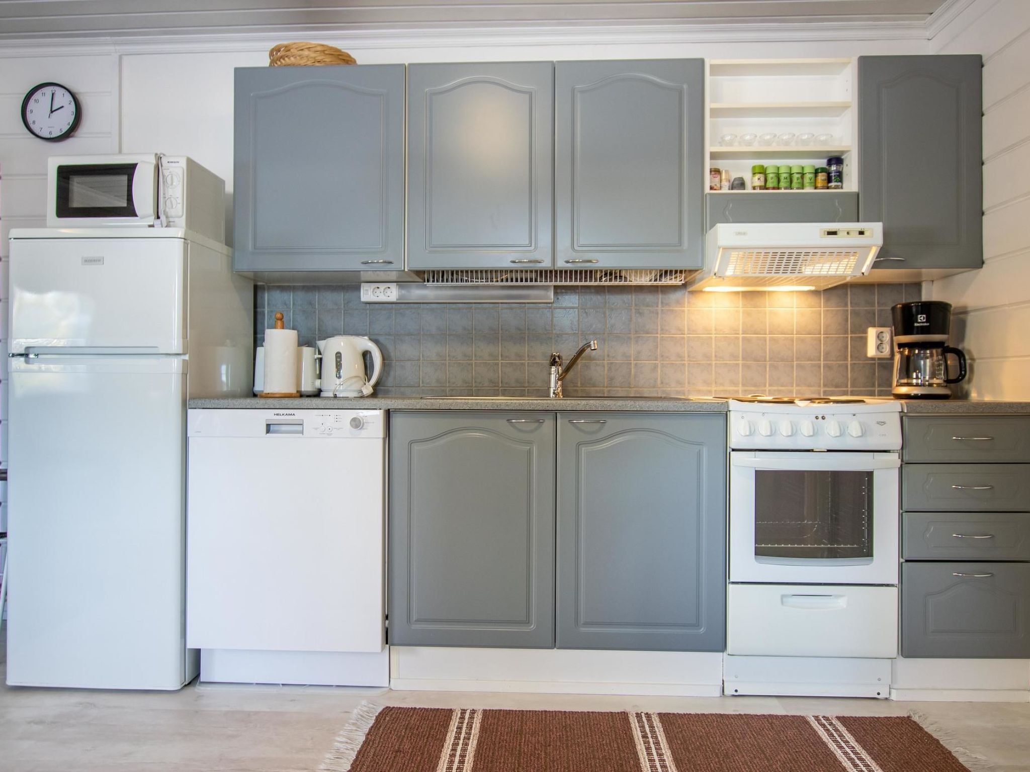 冷蔵庫、電子レンジ、食器洗い機、調理器具と食器