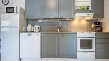 Fridge, microwave, dishwasher, cookware/dishes/utensils