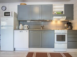 冷蔵庫、電子レンジ、食器洗い機、調理器具と食器