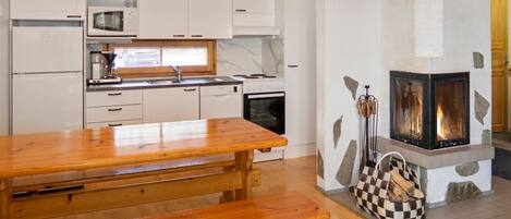 Kühlschrank, Mikrowelle, Geschirrspüler, Kochgeschirr/Geschirr/Besteck