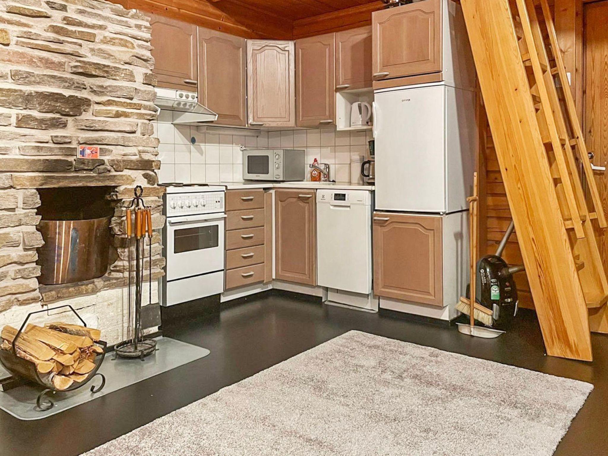 Refrigerador, microondas, lavavajillas y utensilios de cocina 