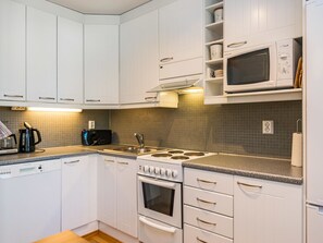 Jääkaappi, mikroaaltouuni, astianpesukone