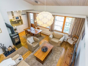Una sala acogedora con chimenea, sofá y mesa de comedor.