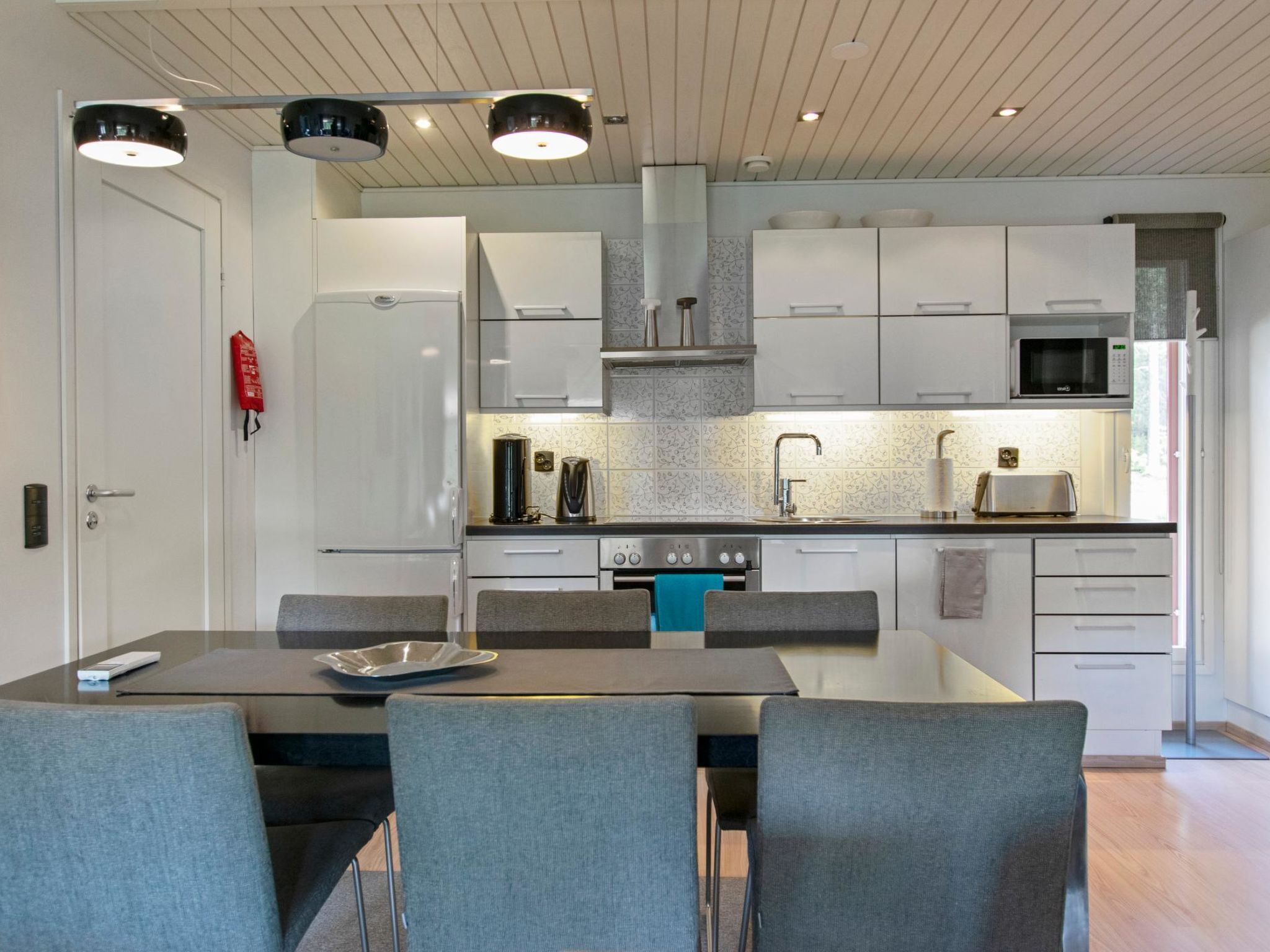 Geladeira, micro-ondas, lava-louças, cadeirão de bebê